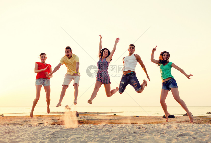 友谊,暑假,假期,聚会人的群微笑的朋友海滩上跳舞跳跃图片