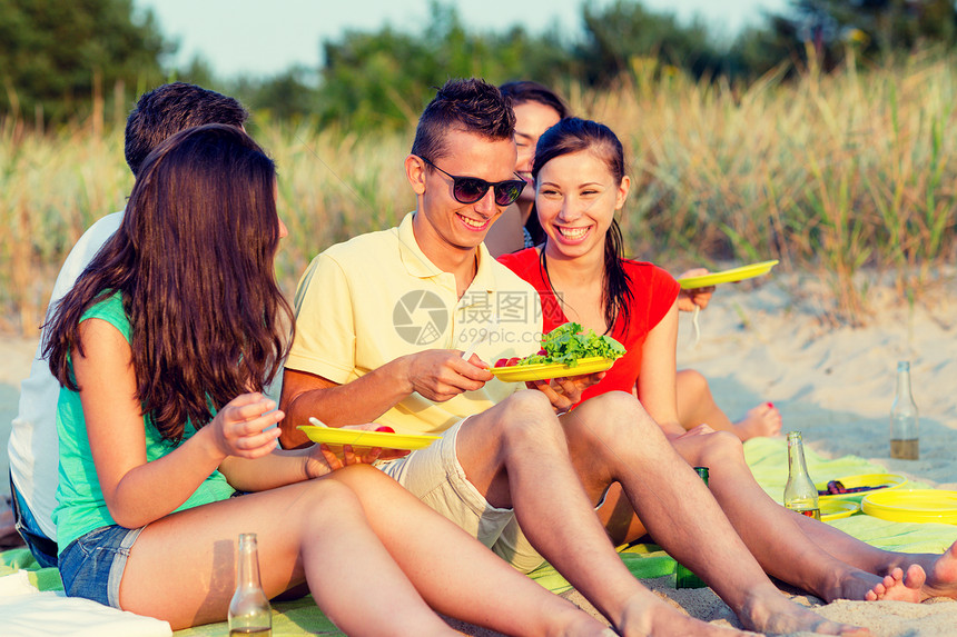 友谊,幸福,暑假,假期人们的群微笑的朋友坐海滩上图片