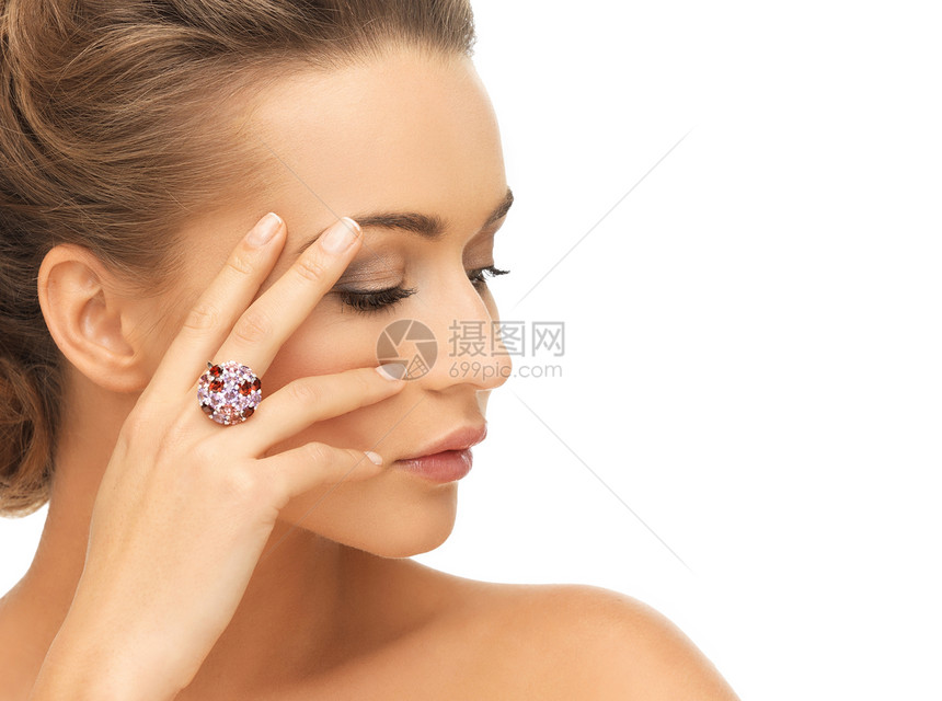 新娘婚礼美丽的女人与紫色鸡尾酒戒指紫色鸡尾酒戒指的女人图片