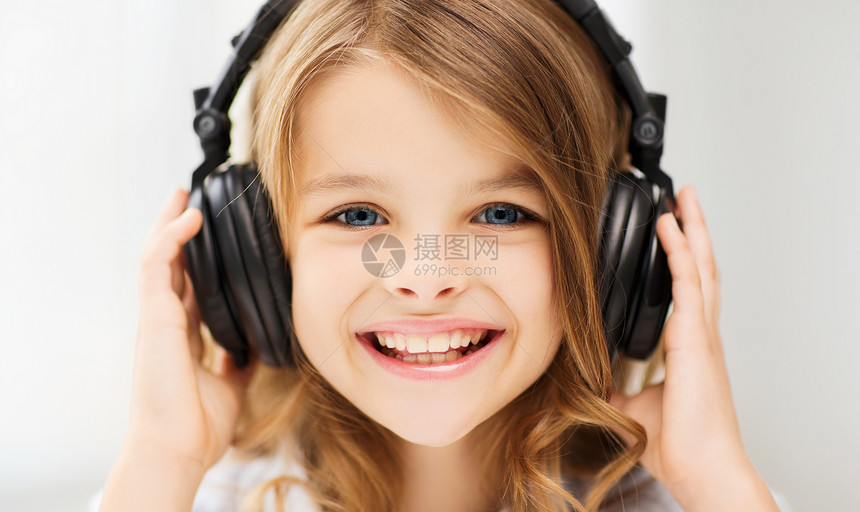 家庭,技术音乐小女孩带耳机家图片