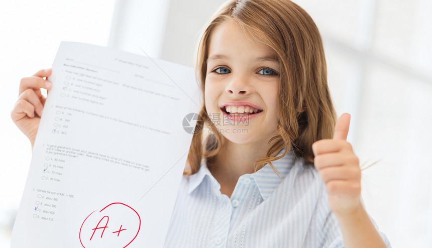 教育学校小学生女孩测试个级学校竖大拇指微笑的小学生女孩考试成绩图片