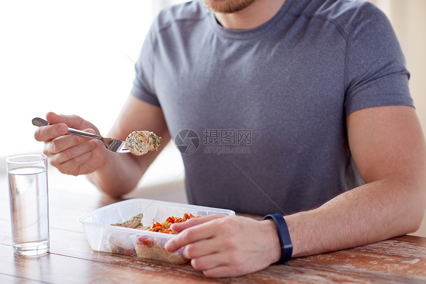 健康的饮食,平衡的饮食,食物人的密切的男手肉蔬菜晚餐与叉子水璃图片