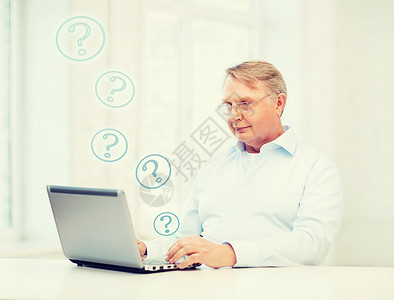 技术,老人生活方式的老人戴眼镜,家用笔记本电脑工作图片