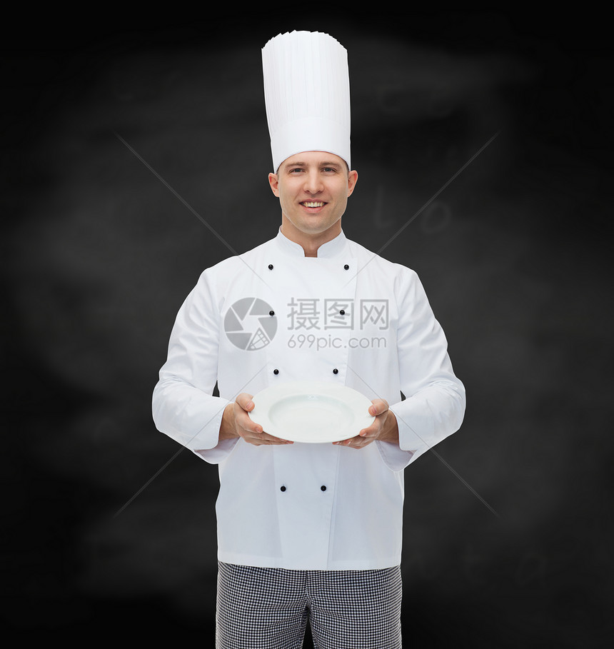 烹饪,职业,广告人的快乐的男厨师黑色粉笔板背景下空盘上展示些东西图片