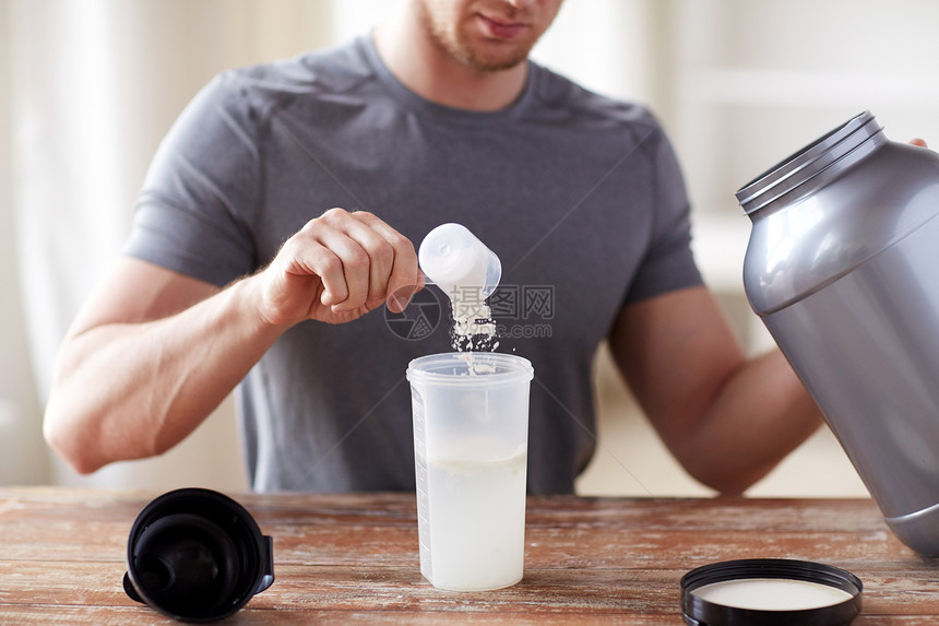 运动,健身,健康的生活方式人们的近距离的人与罐子瓶子准备蛋白质奶昔图片