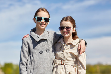 人,孩子,朋友友谊的快乐的小女孩戴着太阳镜拥抱户外图片