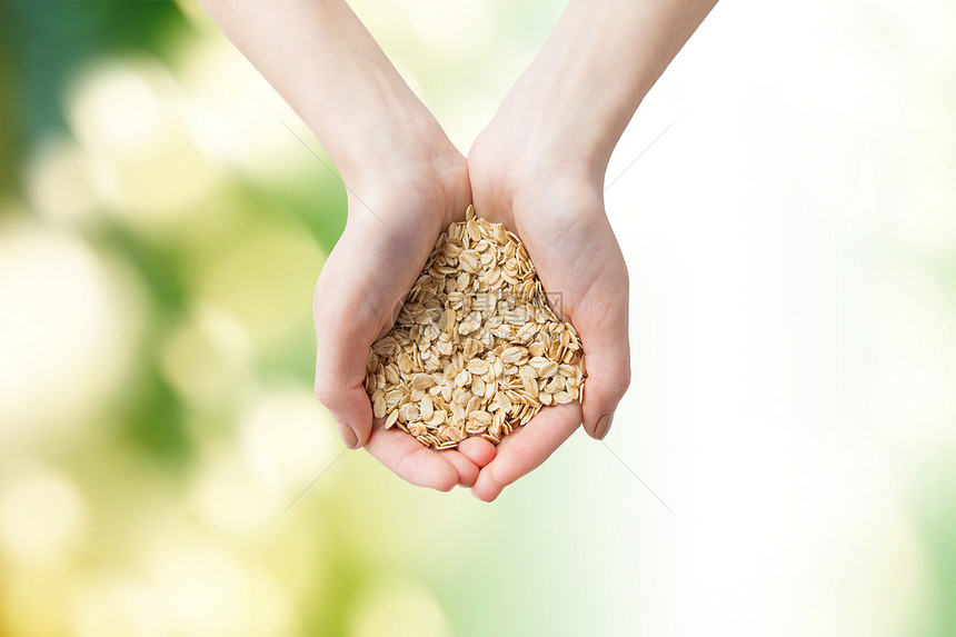 健康的饮食,节食,素食人们的近距离的女人手燕麦片绿色的自然背景图片