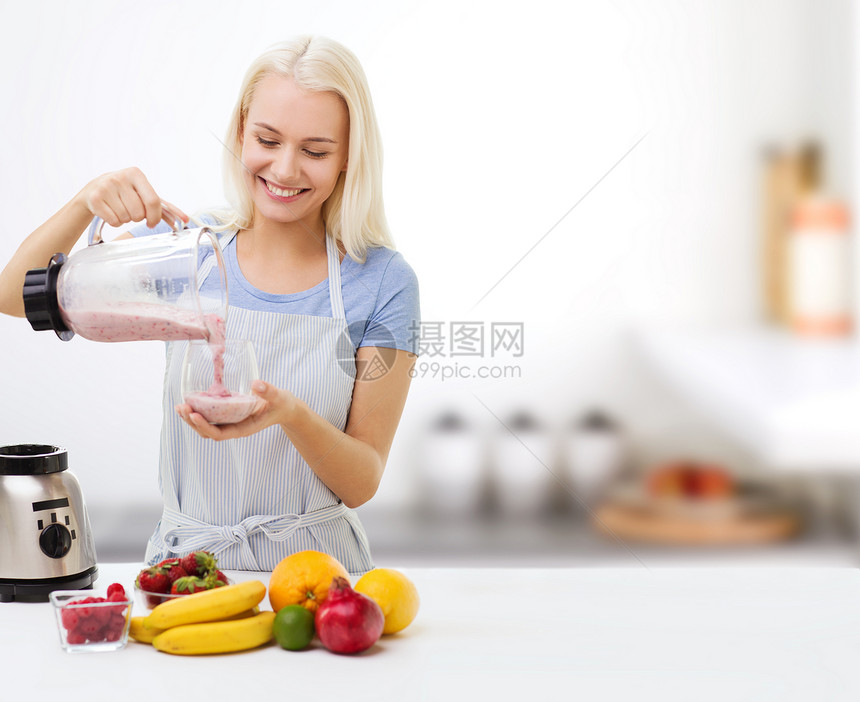 健康的饮食,烹饪,素食,饮食人的微笑的轻女人与搅拌机水果倒入牛奶璃厨房背景图片