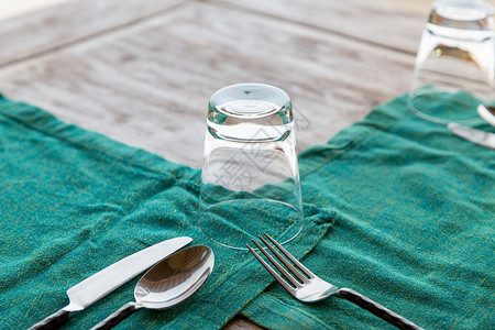 餐桌,银器饮食餐具与璃餐巾纸餐厅的桌子上图片