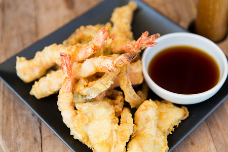 亚洲厨房,食物,烹饪烹饪密切油炸天妇罗虾与酱油餐厅的桌子上背景图片