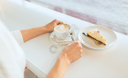 休闲,食物饮料,人生活方式的密切轻妇女的手吃蛋糕喝咖啡咖啡馆图片
