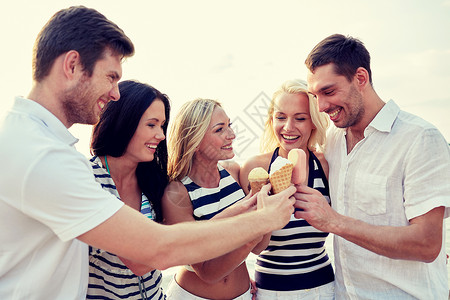 夏天,假期,海洋,旅游人们的群微笑的朋友海滩上吃冰淇淋图片