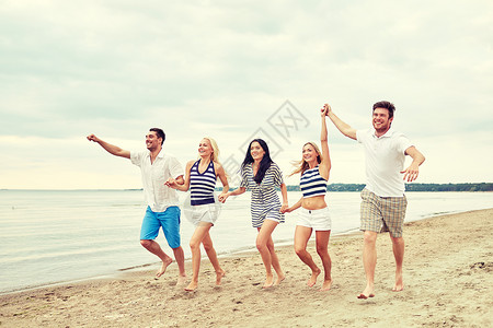 夏天,假期,海洋,旅游人的群微笑的朋友戴着太阳镜海滩上跑步图片