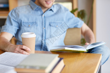 人知识教育学校理念快乐的学生阅读书籍图书馆喝咖啡图片
