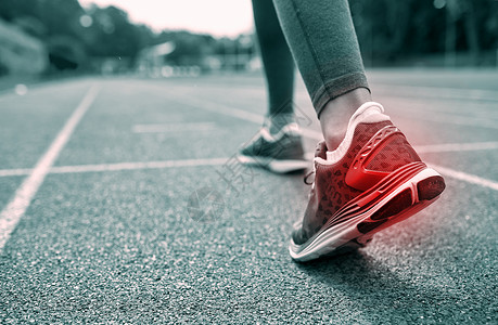 健身,运动,运动损伤,疼痛人的单色妇女的脚腿运行轨道上的红色斑点背部图片