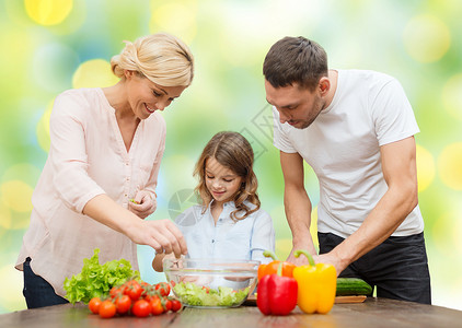素食,烹饪,幸福人们的快乐的家庭烹饪蔬菜沙拉晚餐绿灯背景图片