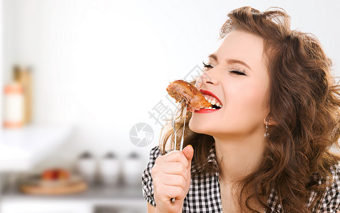 人,饮食,烹饪食物的饥饿的轻女人厨房背景的叉子上吃肉图片