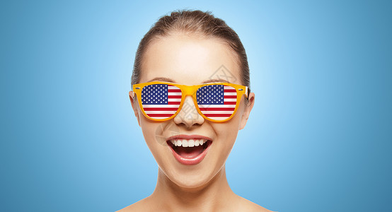 美国人民人民,主义,民族自豪感独立日的快乐的十几岁女孩阴影与美国背景
