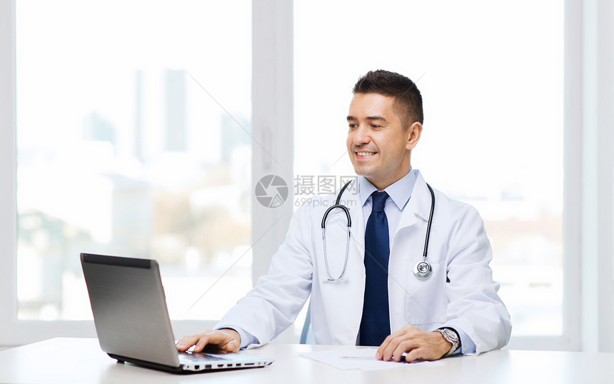 医学,专业,技术人的微笑男医生与笔记本电脑医疗办公室图片