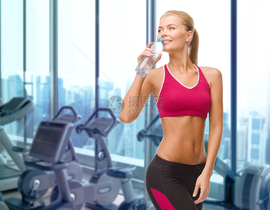 人,运动,健身娱乐活动的快乐的女人喝水瓶子的机器背景图片