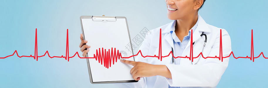 红色心电图医疗保健,人医疗近距离微笑的非裔美国女医生指着白板上的空白纸,红色的心形蓝色背景的心电图背景