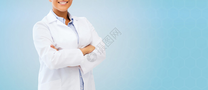 医疗保健医疗微笑的非裔美国女医生蓝色背景非裔美国女医生图片