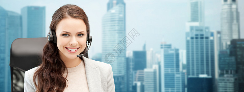 人,线服务,通信技术微笑女帮助热线运营商与耳机新加坡城市背景图片