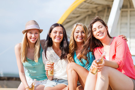 暑假假期女孩海滩上喝酒海滩上喝酒的女孩图片