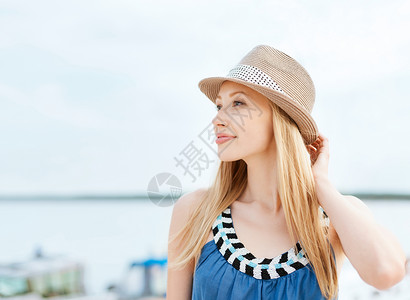 暑假假期戴帽子的女孩站海滩上戴帽子的女孩站海滩上图片