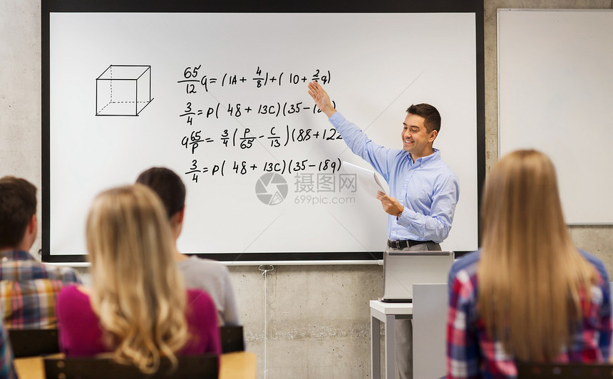 教育,高中,数学人的微笑的老师,记事本站学生前,教室的白板上数学平等图片