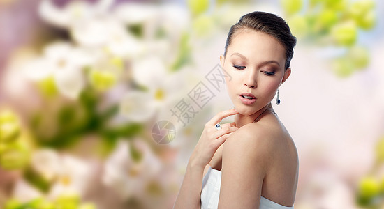 美丽,珠宝,人奢侈的美丽的亚洲妇女新娘戴着耳环指环自然春天丁香花背景图片