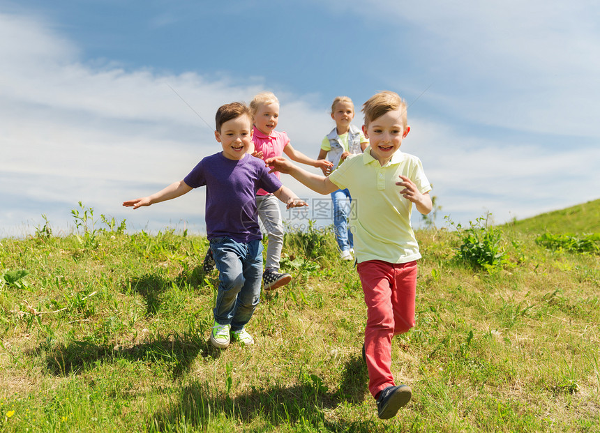 夏天,童,休闲人的群快乐的孩子玩标签游戏,户外绿色的田野上跑步图片