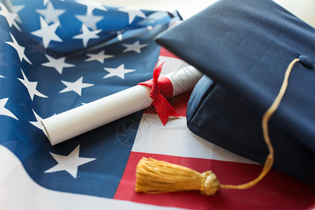 特写镜头美国人教育毕业主义民族主义美国上的学士帽文凭背景