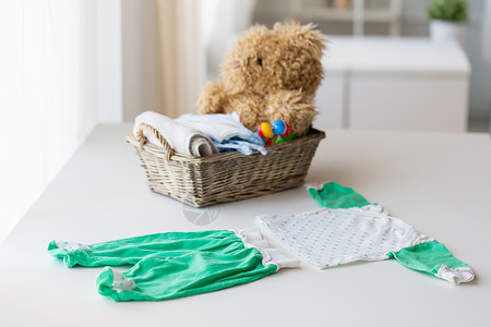 婴儿期,母亲,衣服象的婴儿衣服玩具新生儿家里的篮子图片