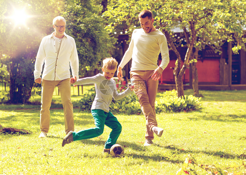 家庭,幸福,代,家庭人的幸福的家庭户外踢足球图片