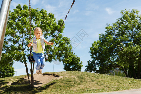 夏天,童,休闲,友谊人的快乐的小女孩儿童游乐场荡秋千图片