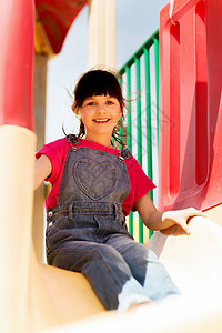 夏天,童,休闲人的快乐的小女孩儿童游乐场滑滑梯图片