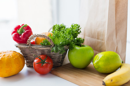 烹饪饮食素食健康饮食家里的厨房桌子上放着新鲜成熟多汁的蔬菜蔬菜水果图片
