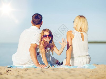 暑假,孩子人的快乐的家庭海滩上图片
