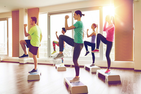 健身,运动,训练,健美操人的群人健身房步进运动图片