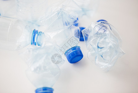 回收,再利用,垃圾处理,环境生态空的废旧塑料瓶桌子上图片