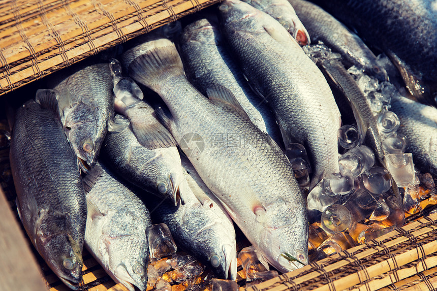 烹饪销售海鲜亚洲街头市场的生鱼图片