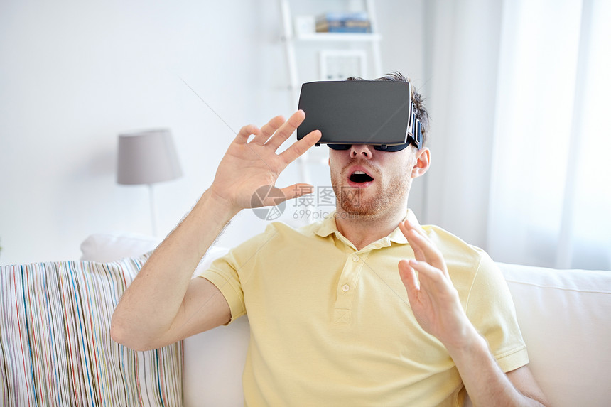 三维技术,虚拟现实,游戏,娱乐活动人们的惊讶的轻人与虚拟现实耳机3D眼镜玩游戏图片