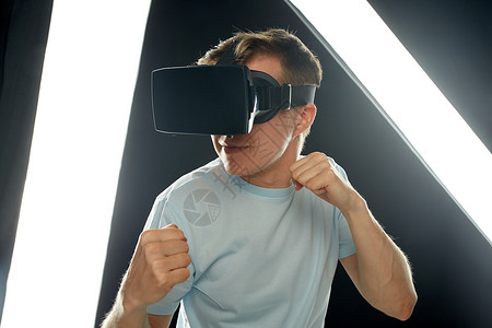 三维技术,虚拟现实,娱乐活动,网络人的轻人与虚拟现实耳机3D眼镜玩游戏战斗图片
