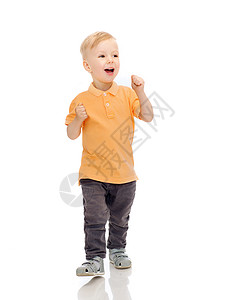 童,时尚,情感,表达人的快乐的小男孩穿着休闲服玩得开心背景图片