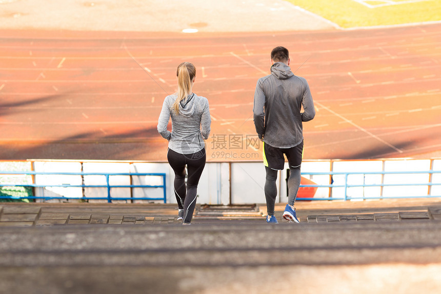 健身,运动,锻炼生活方式的夫妇体育场楼下跑步图片
