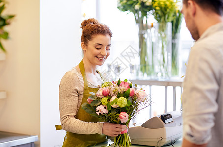 人,购物,销售,花卉消费观念快乐微笑的花店妇女为男人顾客制作花背景图片