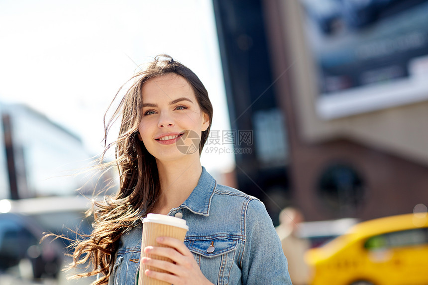 饮料人们的快乐的轻妇女十几岁的女孩喝咖啡纸杯城市街道快乐的轻女人城市街道喝咖啡图片