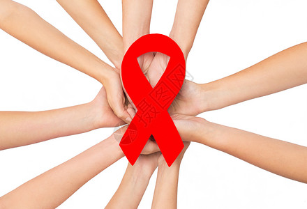 医疗保健,慈善,人医学密切的手与红色艾滋病艾滋病意识丝带白色背景图片