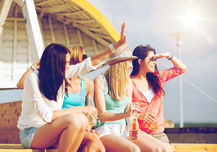 掘进暑假假期女孩海滩上喝酒海滩上喝酒的女孩背景
